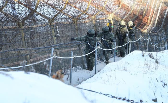 많은 눈이 내린다는 절기 ‘대설(大雪)’이 지나면서 급격한 기온 변화에 따른 건강관리에 유의가 필요하다. 국군의무사령부는 겨울철 야외훈련·작전을 펼치는 장병의 건강관리를 위한 ‘한랭질환 관리 지침’을 최근 전군에 전파했다. 육군21보병사단 천봉여단 일반전초(GOP) 장병들이 8일 철책 점검을 하고 있다. 조용학 기자