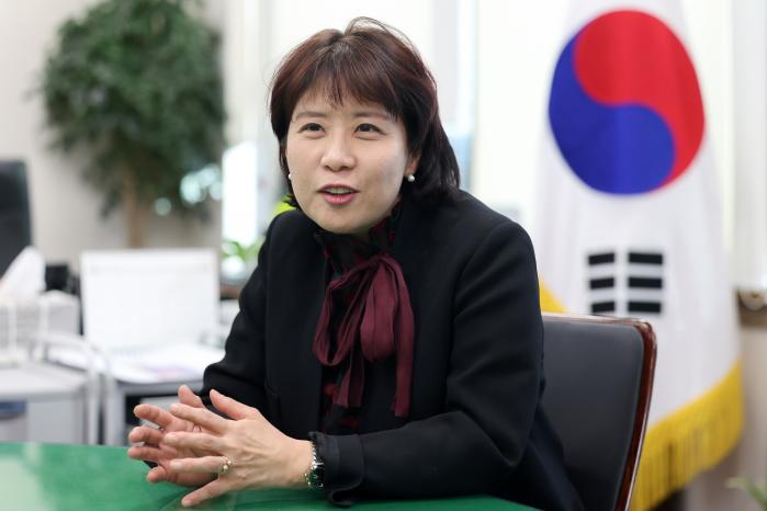 김은성 국방부 기획조정실장이 8일 국방일보와의 인터뷰에서 2026년도 국방예산에 관해 설명하고 있다.