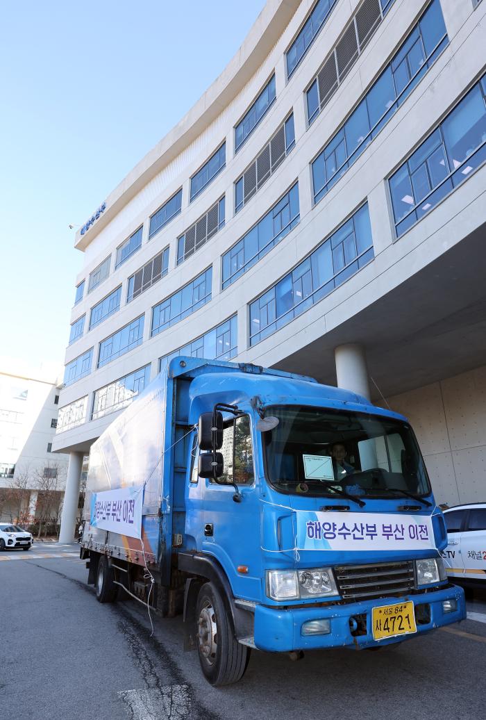 부산 시대를 열게 될 해양수산부의 본격적인 이전이 시작된 8일 정부세종청사 해양수산부에서 첫 이삿짐을 실은 차량이 부산으로 향하고 있다. 연합뉴스