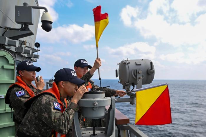 ‘2025년 해군순항훈련’에 참가한 해군사관생도들이 익수자 발생 상황을 가정한 인명구조 절차를 숙달하고 있다.