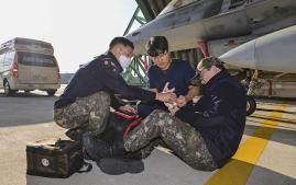 공군20전투비행단 항공의무대대원들이 9일 진행된 응급상황 출동 불시훈련에서 작업 중 다친 환자를 응급처치하고 있다. 사진 제공=이재민 중사