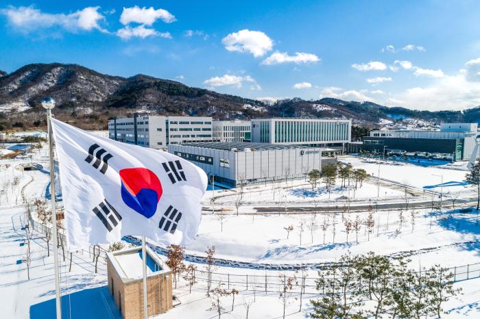 1955년 창설 이래 주로 군사전략·안보정책 교육의 군 내 최고기관이자 국방부의 기본 싱크탱크 역할을 담당한 국방대는 시대 요구에 부응해 국방 기술 발전과 K방산 생태계 혁신의 핵심 허브로 역할을 확장할 수 있는 잠재력을 갖추고 있다. 사진은 국방대 전경.