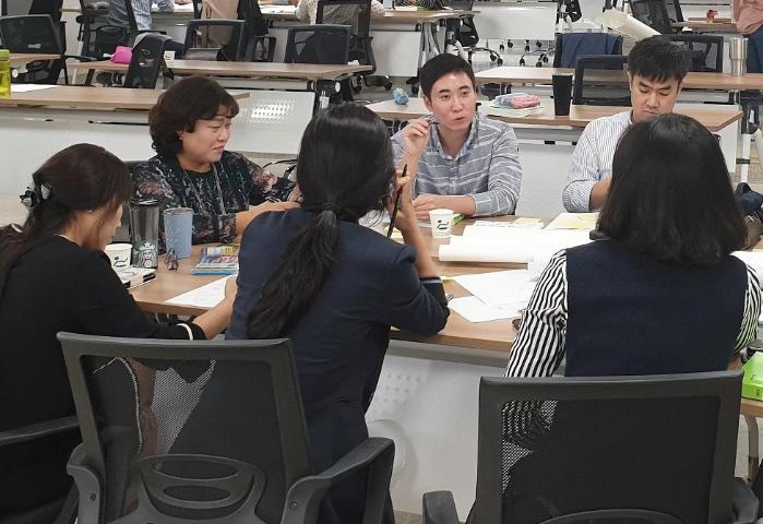 강의 중 조를 나눠 토의하고 있는 국방대 재학생들.