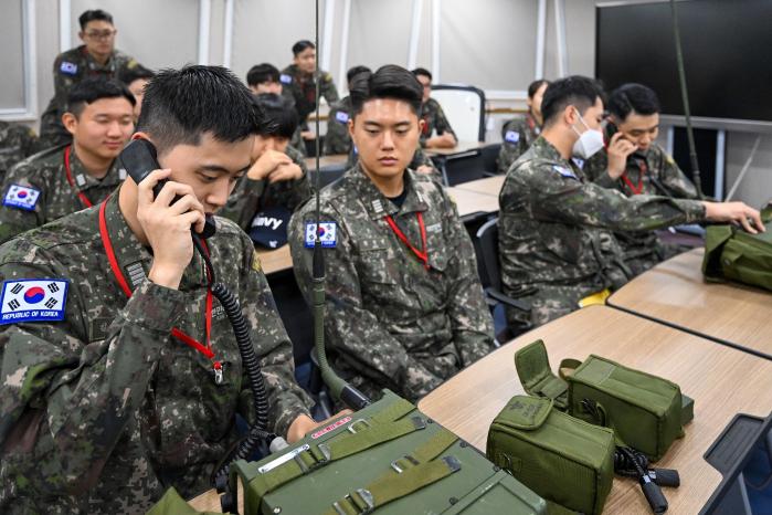 무선통신장비 작동을 실습 중인 생도들.