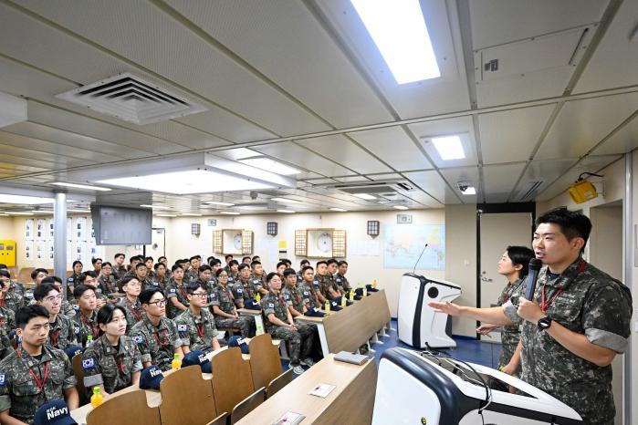 생도들이 교관으로부터 군사수업을 듣고 있다.