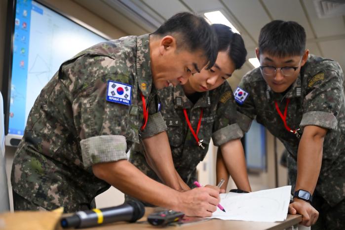 생도들이 전술기동에 관한 설명을 듣고 있다.