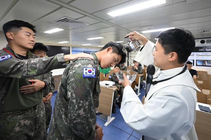 종교활동을 하고 있는 생도들의 모습.