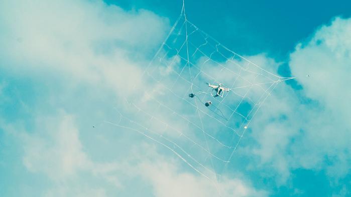 영국 오픈웍스 엔지니어링의 스카이월 100이 실제 드론을 포획하는 모습. 출처=오픈웍스 엔지니어링 공식 홈페이지