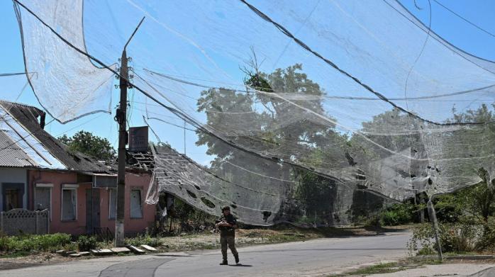 우크라이나군이 어망 터널을 이용해 러시아군의 드론을 방어하는 모습을 취재한 미 CNN의 리포트 중 일부. CNN 홈페이지 캡처