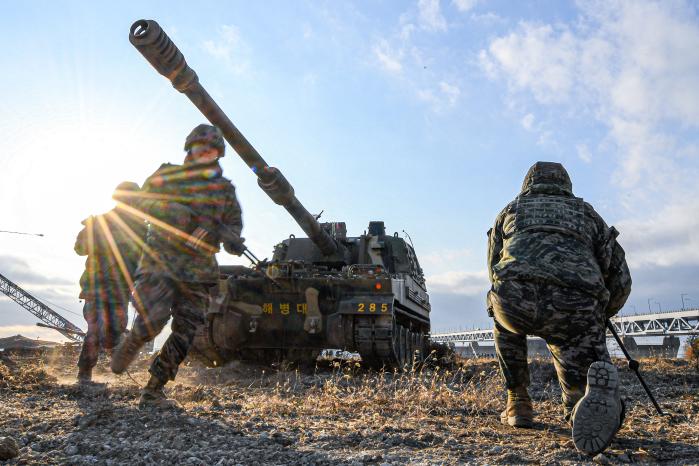 해병대2사단 포병여단 장병들이 대대급 전술훈련에서 행동화 절차 숙달의 하나로 K9 자주포 겨냥틀을 조작하며 조준점을 맞추고 있다. 부대 제공