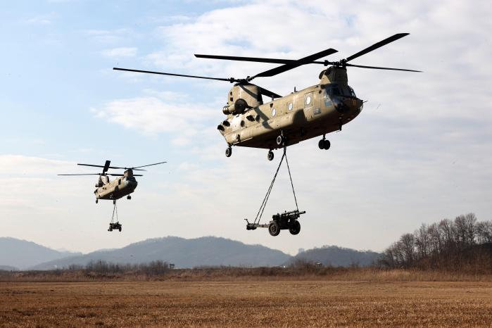 육군2신속대응사단이 9일 세종시 일대 훈련장에서 전개한 한미연합 견인포 인양훈련에서 미군 CH-47 시누크 헬기가 우리 군 105㎜ 견인포를 인양해 비행하고 있다.