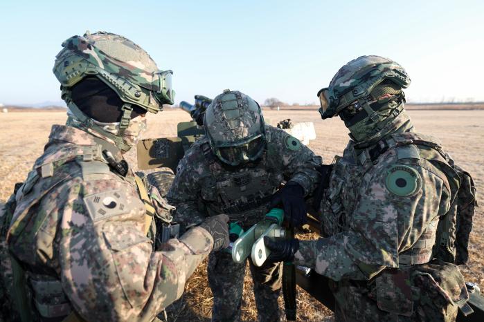 장병들이 105㎜ 견인포 의장 절차를 수행하고 있다.