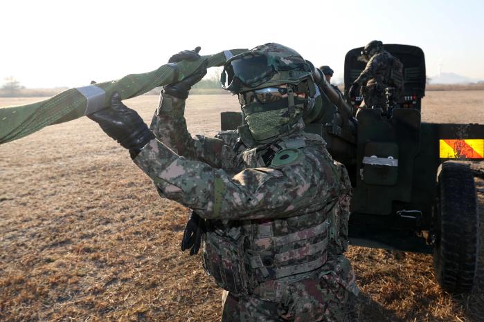 시누크 헬기 도착 전 안전검사 중인 장병들.