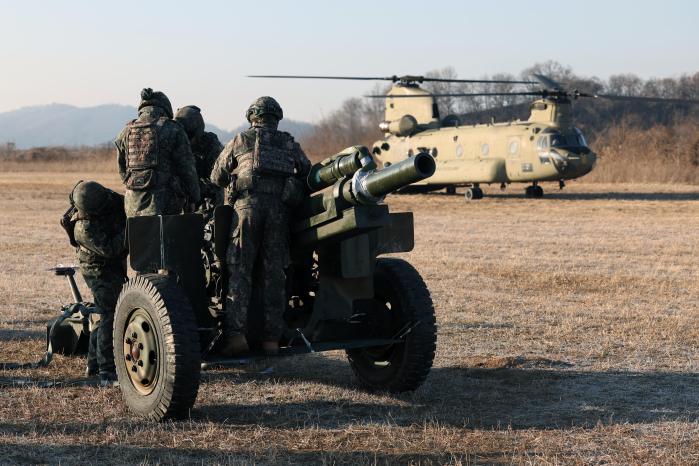 105㎜ 견인포 인양 준비 중인 장병들.