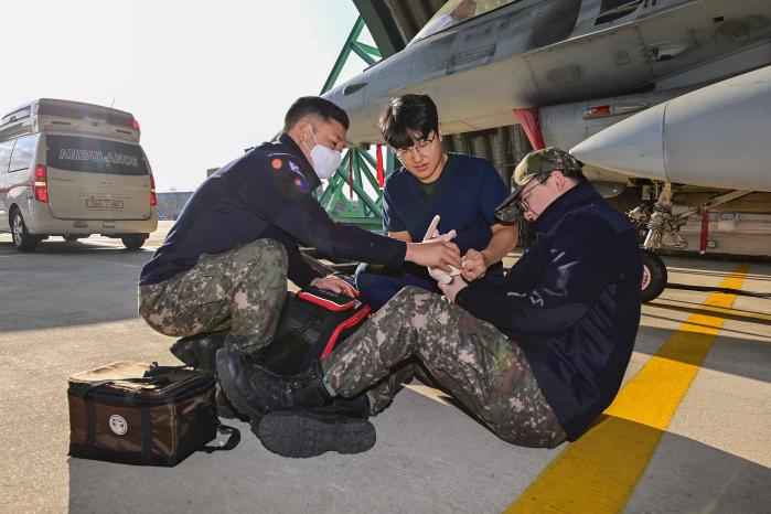 공군20전투비행단 항공의무대대원들이 9일 진행된 응급상황 출동 불시훈련에서 작업 중 다친 환자를 응급처치하고 있다. 사진 제공=이재민 중사