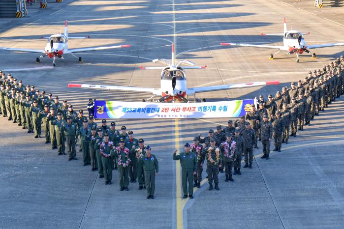 °ø±º»ç°üÇб³ 212ºñÇà±³À°´ë´ë À庴µéÀÌ 8ÀÏ 2¸¸ ½Ã°£ ¹«»ç°í ºñÇà±â·Ï ´Þ¼ºÀ» ±â³äÇØ ÁÖ±âÀå¿¡¼ ±â³äÃÔ¿µÇϰí ÀÖ´Ù. ºÎ´ë Á¦°ø