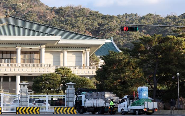 9일 용산 대통령실 이사 관련 차량 등이 청와대로 들어가고 있다. 대통령실은 이달 말까지 청와대 복귀를 마칠 예정이다. 연합뉴스