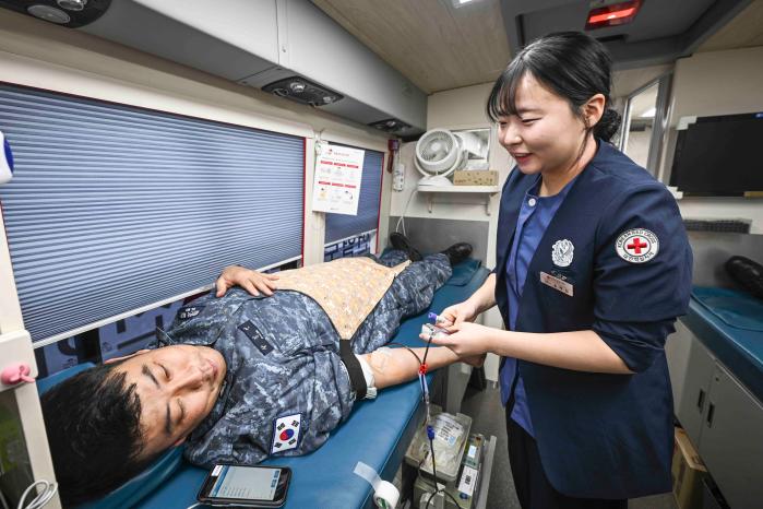 해군기동함대 왕건함에 근무하는 곽길선 상사가 9일 부대를 방문한 대한적십자사 제주혈액원 혈액 버스에서 185번째 헌혈을 하고 있다. 사진 제공=조승래 상사