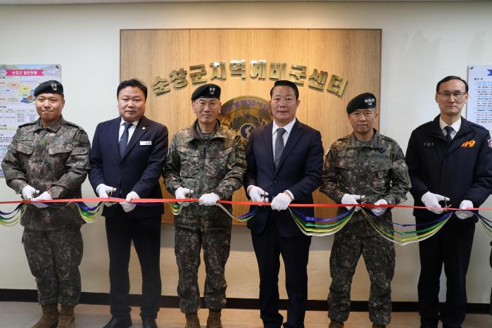 육군35보병사단이 8일 개최한 지역예비군센터 개소식에서 주요 참석자들이 테이프 커팅을 하고 있다. 부대 제공