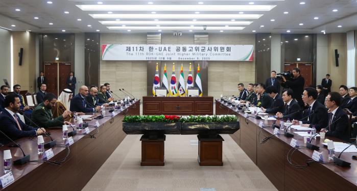 안규백(오른쪽 셋째) 국방부 장관이 9일 국방부 대회의실에서 열린 ‘제11차 한·UAE 공동고위군사위원회’에서 인사말을 하고 있다. 한재호 기자