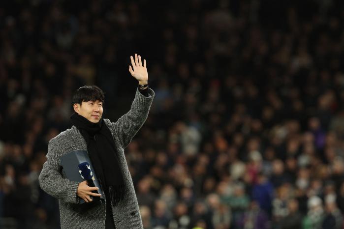 10일(한국시간) 영국 런던의 토트넘 홋스퍼 스타디움을 방문한 손흥민이 레들리 킹으로부터 전달받은 토트넘의 상징 수탉 모양의 트로피를 들고 팬들의 환호에 답하고 있다. AFP·연합뉴스