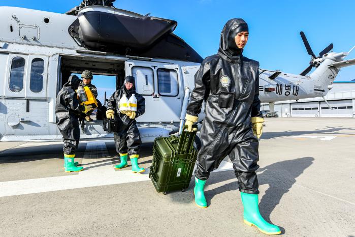 해병대2사단 화생방신속대응팀(CRRT) 장병들이 공중기동 출동 훈련 중 마린온에서 내려 현장에 투입되고 있다. 부대 제공
