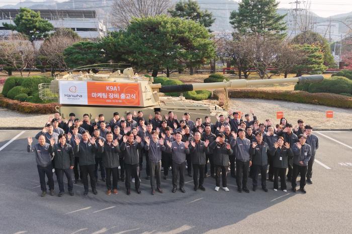 한화에어로스페이스 창원3사업장에서 진행된 연구개발(R＆D) 및 마케팅용 K9A1 자주포 출하식에서 임직원들이 기념사진을 찍고 있다. 한화에어로스페이스 제공