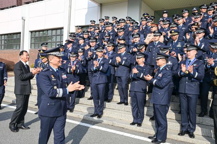 공군대학이 10일 개최한 2025년도 고급지휘관 참모과정(CSC) 졸업식에서 권영민(맨 앞) 공군교육사령관이 학생장교들을 격려하고 있다. 부대 제공
