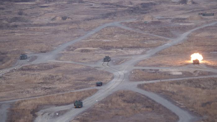 육군수도기계화보병사단 전승대대 K1A2 전차가 10일 로드리게스 훈련장에서 열린 연합 제병협동 실사격 훈련에서 표적을 향해 주포를 발사하고 있다. 부대 제공