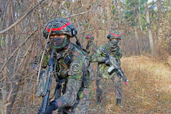 육군39보병사단 기동대대 장병들이 9일 다중통합 레이저 교전체계를 활용한 쌍방 교전훈련을 하고 있다. 부대 제공
