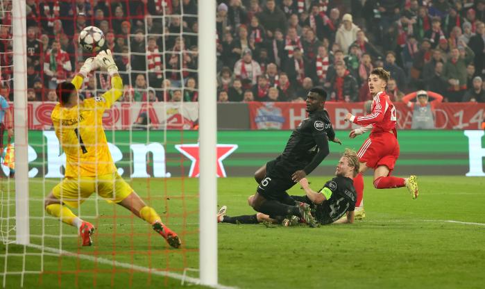 독일프로축구 분데스리가 바이에른 뮌헨의 ‘17세 신성’ 레나르트 카를(맨 오른쪽)이 10일(한국시간) 독일 뮌헨의 알리안츠 아레나에서 열린 스포르팅(포르투갈)과의 2025-2026 유럽축구연맹(UEFA) 챔피언스리그(UCL) 리그 페이즈 6차전에서 1-1로 맞선 후반 24분 역전골을 터뜨리고 있다. 뮌헨은 동점골부터 쐐기골까지 3골을 12분 동안 폭발시키는 집중력으로 3-1 역전승을 거뒀다. 김민재는 이날 결장했다. 신화·연합뉴스