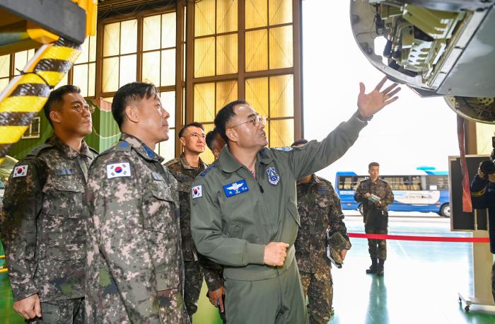 차준선(앞줄 맨 오른쪽) 공군작전사령관이 10일 공군서산기지에서 군사대비태세를 확인한 뒤 항공기 외부 점검을 하고 있다. 부대 제공