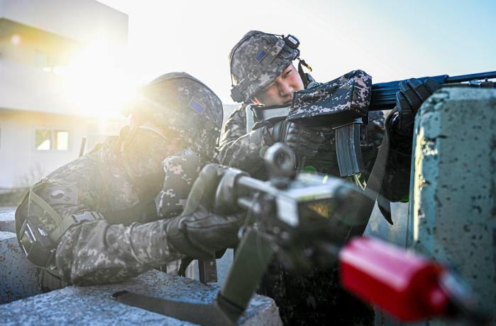 공군15특수임무비행단 장병들이 25-2차 전투태세훈련(ORE)의 하나로 마일즈(MILES) 장비를 활용한 기지방어 훈련을 하고 있다. 사진 제공=권일환 병장