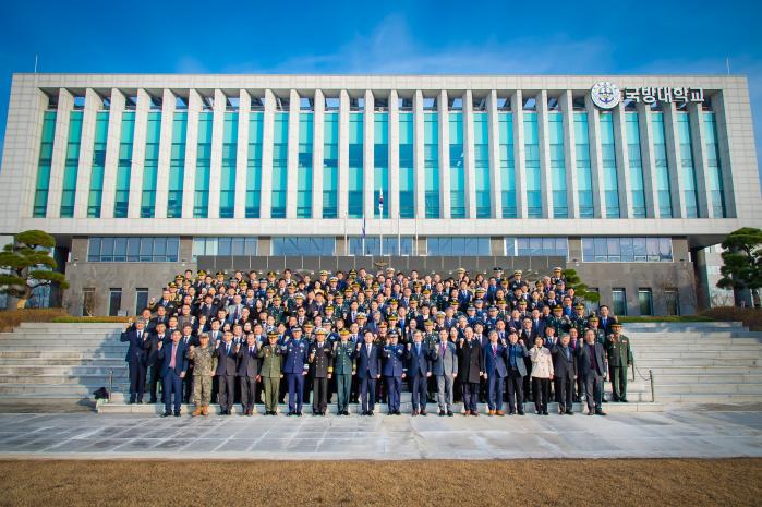10일 열린 국방대학교 ‘2025년 안보과정 졸업식’에서 이두희 국방부 차관을 비롯한 주요 참석자들과 졸업생들이 기념사진을 찍고 있다. 국방대 제공