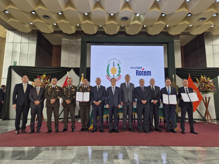 이용철(오른쪽 여섯째) 방위사업청장과 호세 엔리케 헤리 오레(오른쪽 다섯째) 페루 대통령, 세사르 프란시스코 디아스 페체(오른쪽 일곱째) 페루 국방장관 등이 9일(현지시간) 페루 리마에서 열린 전차·장갑차 총괄합의서 체결식에서 기념사진을 찍고 있다. 방사청 제공