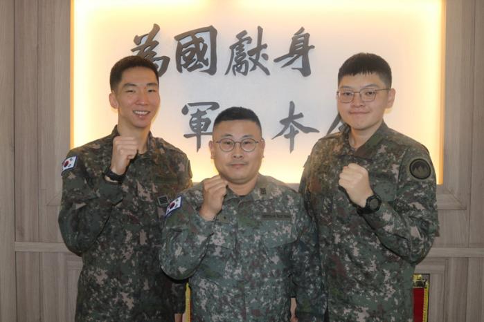 임무 수행 중 쓰러진 시민을 구조한 육군21보병사단 화생방대대 간부·병사들. 왼쪽부터 황정수 병장, 박대웅 상사, 김서준 상병.