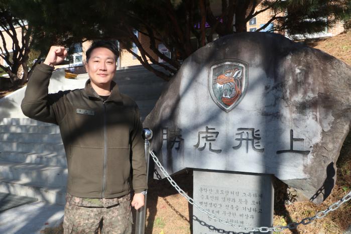 하임리히법을 이용해 쓰러진 시민을 구조한 육군수도기계화보병사단 승호대대 정세호 중사.