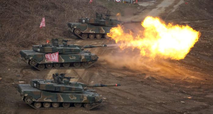 육군30기갑여단 K1A2 전차가 10일 경기 파주시 무건리훈련장에서 열린 통합 전투사격훈련에서 표적을 향해 주포를 발사하고 있다. 이번 훈련에는 장병 300여 명과 K1A2 전차, K200A1 장갑차, 120㎜ 자주박격포, K55A1자주포, AH-1S 코브라 공격헬기 등 기갑·포병·항공전력이 대거 참여했다. 조종원 기자