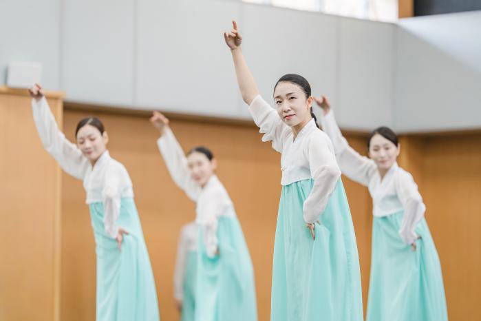 김현자 안무의 ‘매화를 바라보다’ 시연 모습. 사진=국립극장