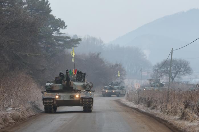 육군30기갑여단 K1A2 전차가 10일 경기 파주시 무건리훈련장에서 열린 통합 전투사격훈련 중 목표 지점으로 기동하고 있다.