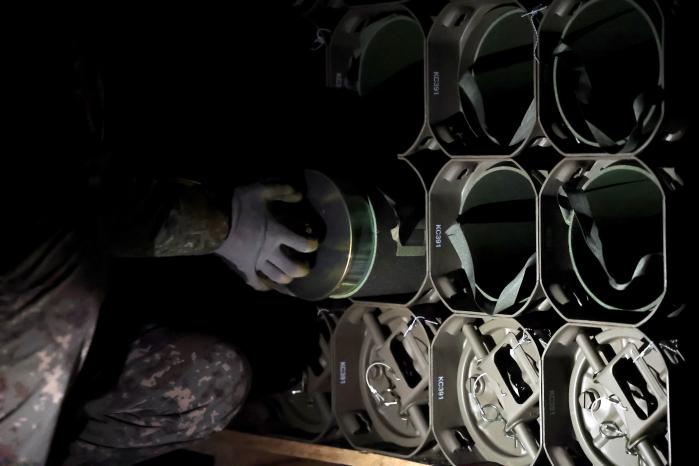 육군30기갑여단 장병들이 성공적인 훈련을 위해 사격 준비와 장비 점검을 하고 있다.