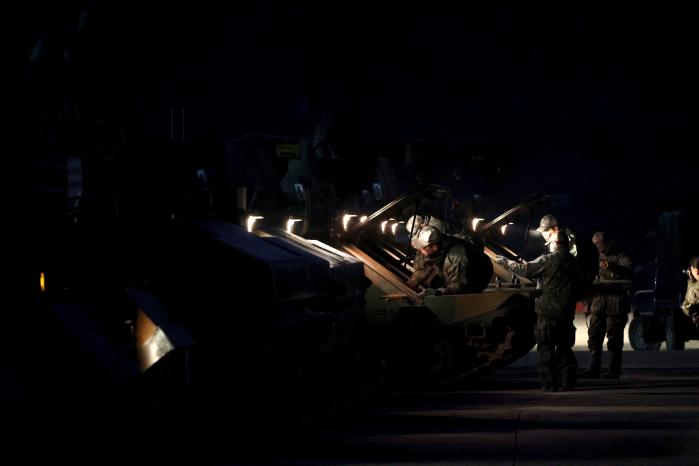 육군30기갑여단 장병들이 성공적인 훈련을 위해 사격 준비와 장비 점검을 하고 있다.