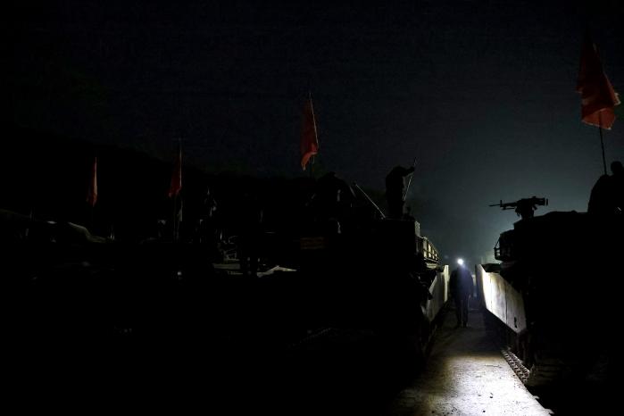 육군30기갑여단 장병들이 성공적인 훈련을 위해 사격 준비와 장비 점검을 하고 있다.