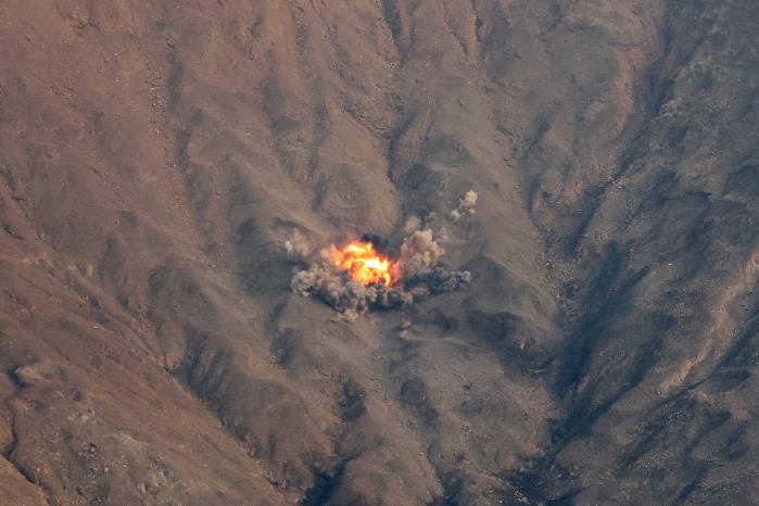 K55A1 자주포가 쏘아 올린 155㎜ 포탄이 표적에 명중하고 있다.