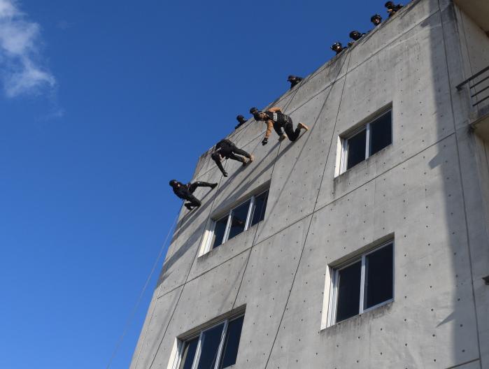 육군2작전사령부 1신속기동대대 장병과 대전·세종경찰특공대원들이 9일 도심 테러 상황을 가정한 합동 대응훈련 중 건물 레펠을 하고 있다. 부대 제공