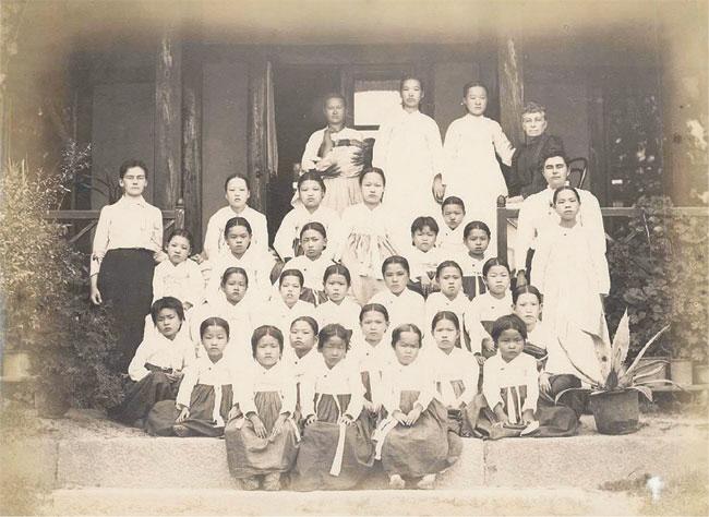 1893년 촬영한 이화학당 교사와 학생들. 맨 뒷줄 우측이 메리 스크랜턴. 출처=이화역사관