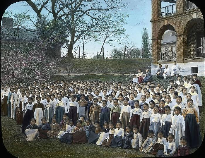 1896년 촬영한 이화학당 저학년생들. 출처=미국연합감리교회