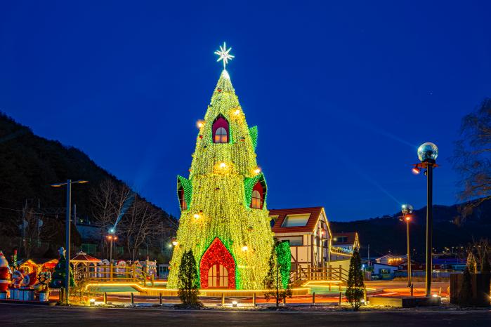 분천역 일대에 조성된 산타마을의 밤 풍경.