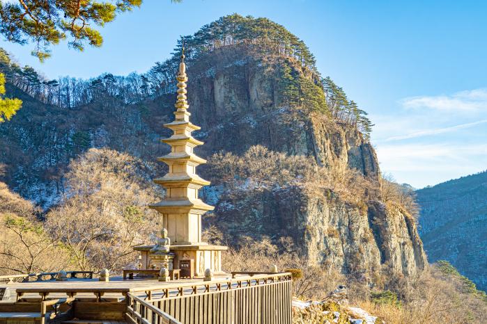 청량산 중턱에 위치한 천년고찰 청량사의 오층석탑.