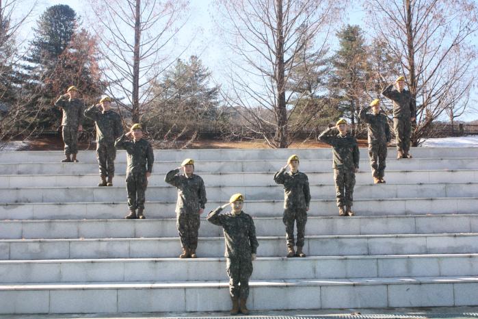 최정예 300전투원에 나란히 선발된 육군5군단 방공단 천승대대 최정예 방공팀과 특공연대 번개대대 최정예 특공팀이 승진군단을 상징하는 숫자 5(Ⅴ) 대형으로 기념촬영을 하고 있다. 부대 제공